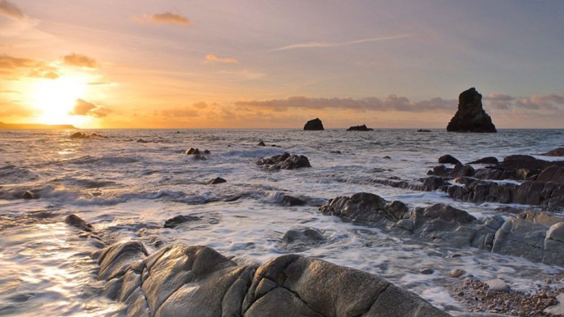 Oyoqlarini stol ostiga yoyish (uy fotosurati)