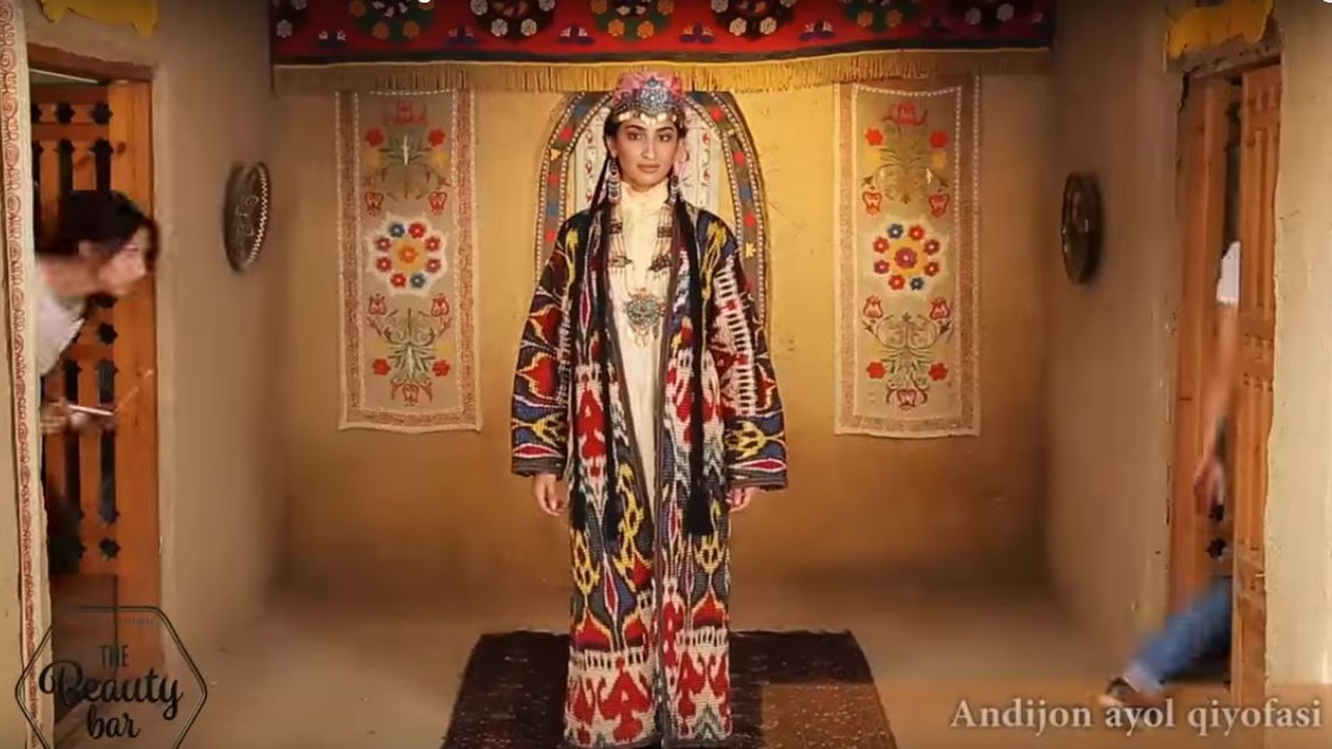 Shaxsiy fotosuratlarni miltillovchi etuk ayollar