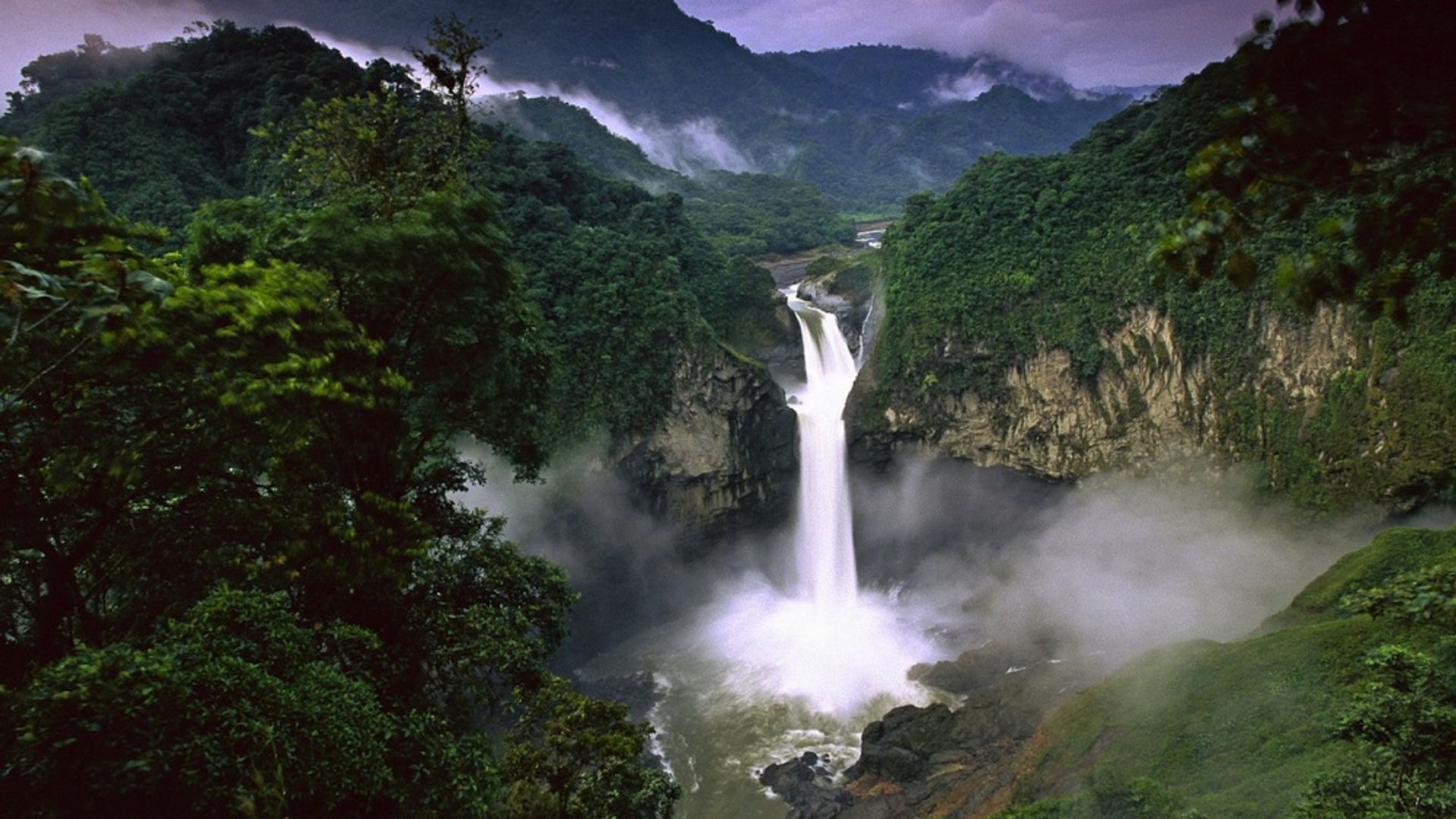 Yosh shirali yalangoch qizlar