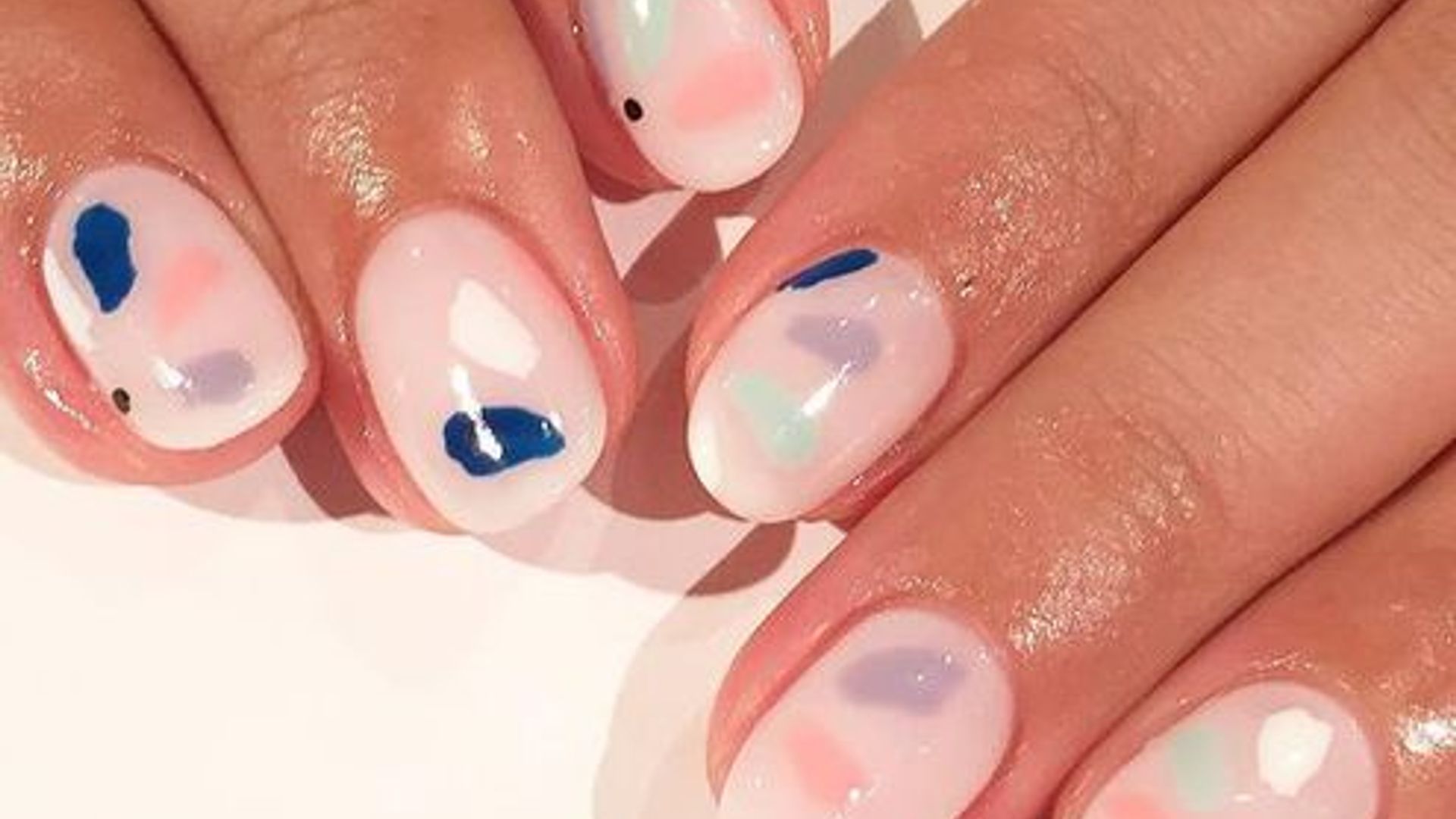 Ishqalanish bilan oq manikyur 2017