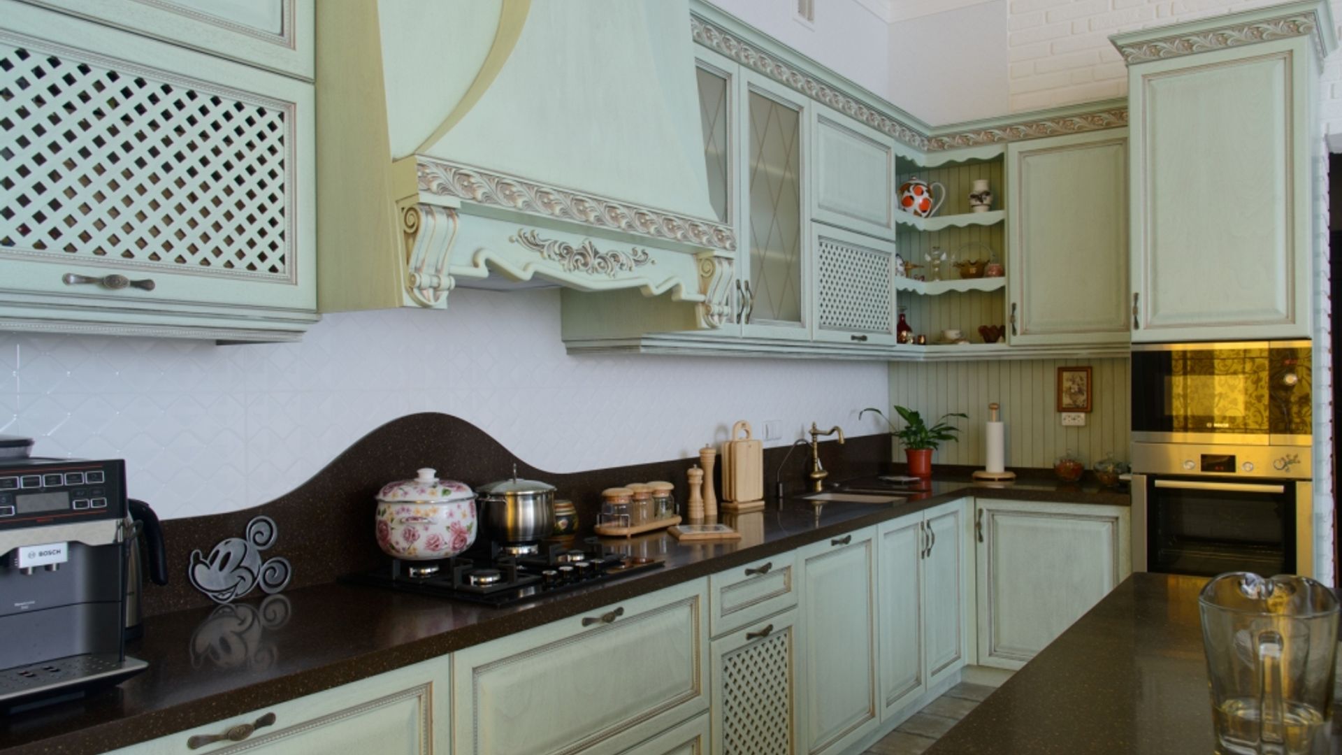 Xojayin qulni mebel sifatida ishlatadi