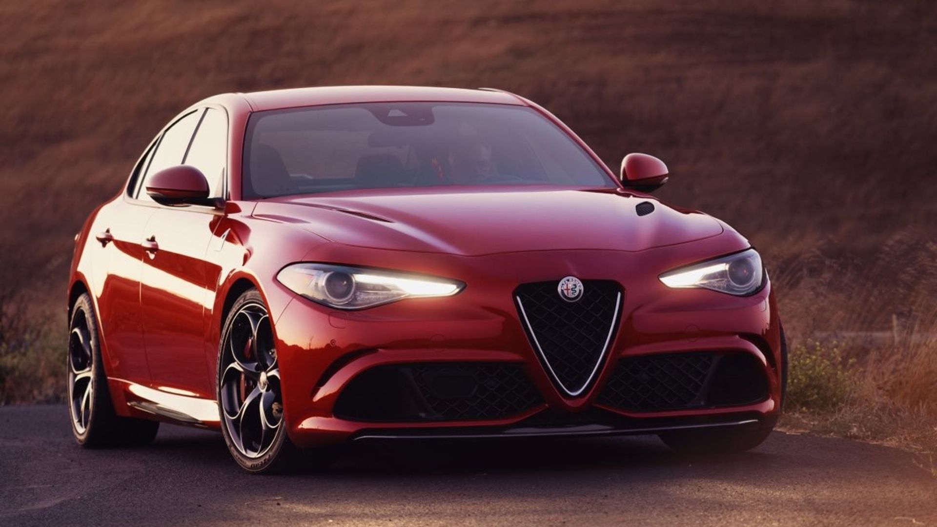 Internetda siyayotgan odamlarning yashirin kamera videolarini tomosha qiling