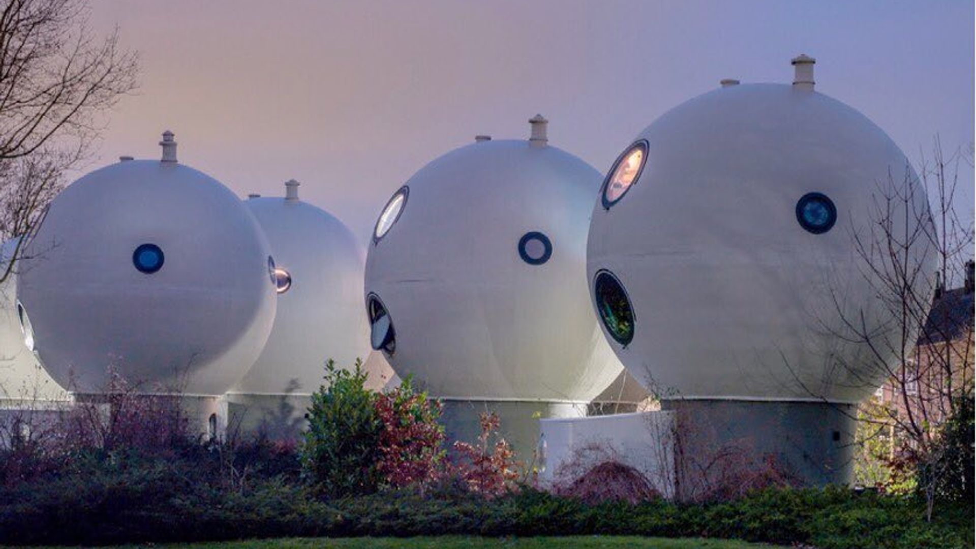 Qizlarning yubkalari ostiga külotsiz va paypoq bilan qarash