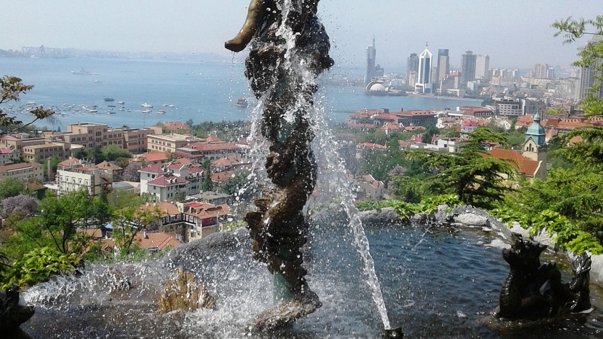 Porno orqali xotinidan pul ishlab topgan.