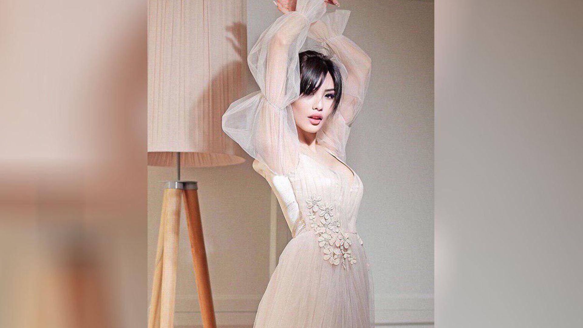 Turli xil pozalarda yalangoch qizlarning fotosuratlari