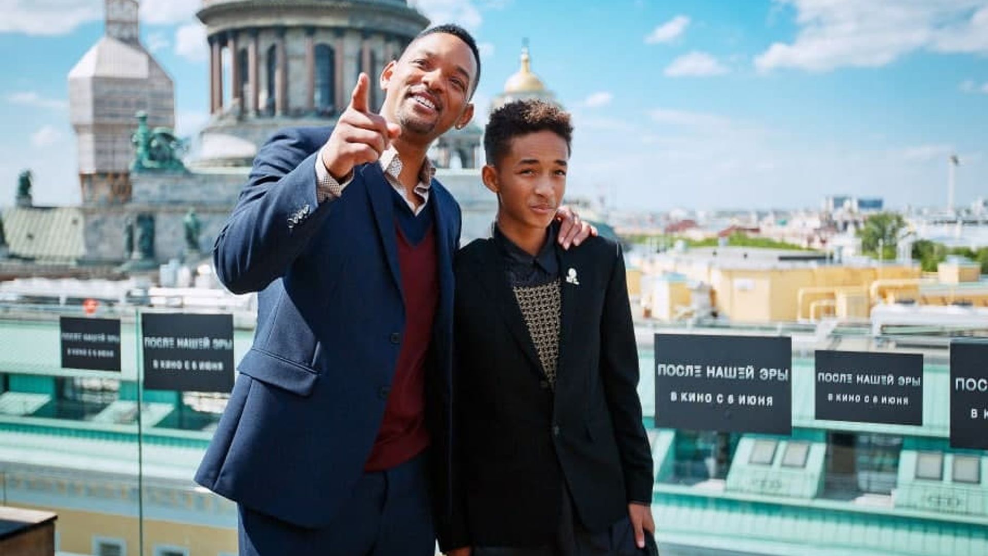 yosh yigitlar bilan yalangoch ayollar