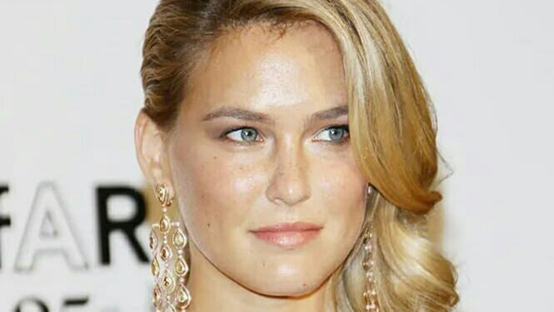 Uxlayotgan xotinning mushuki surati