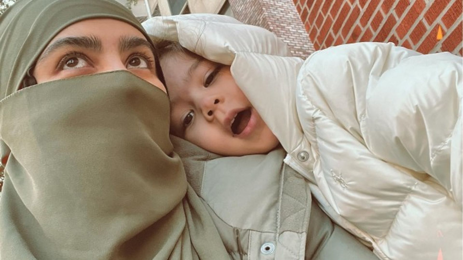 Cho‘kkalab o‘tirgan qiz onlayn pornoda qinini ko‘rsatadi.