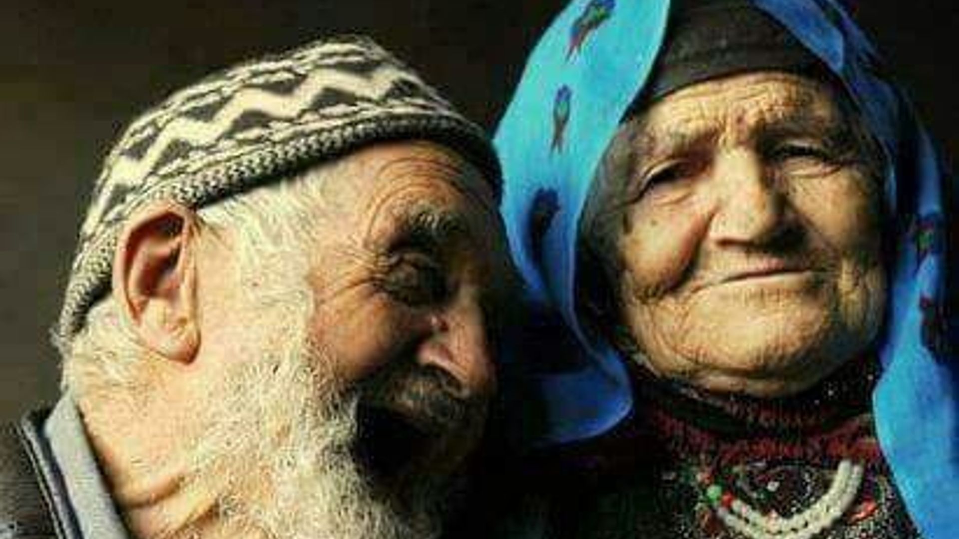 Katta dumbali va ingichka belli yalangoch ayollar