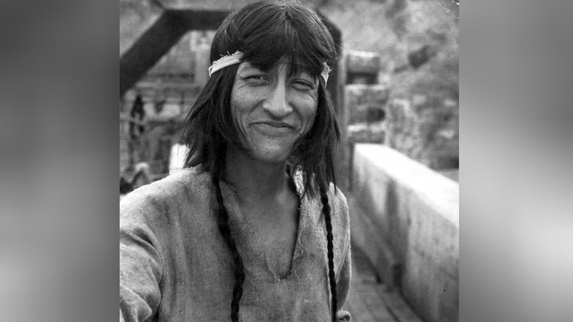 Doggy uslubidagi ayollarning qora va oq fotosurati