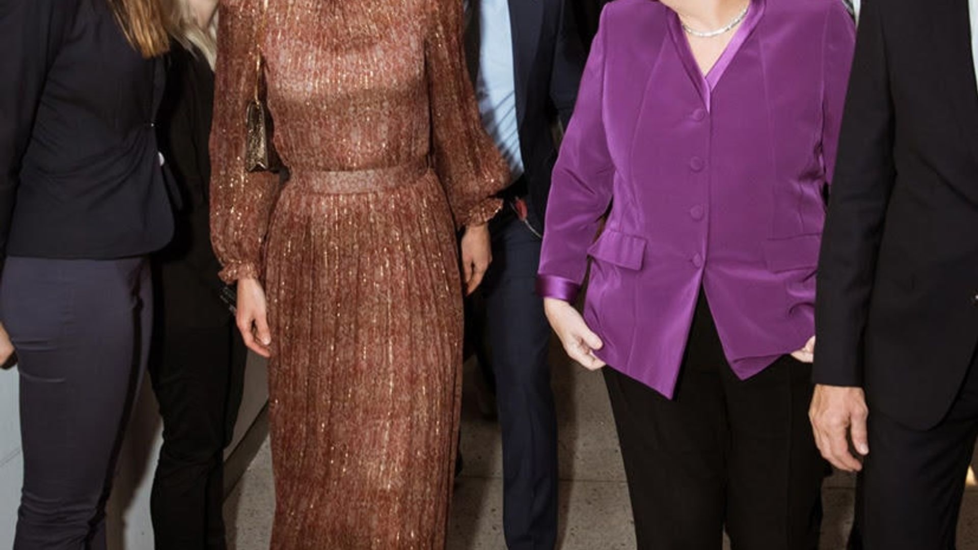 U porno suratning yuzida otiradi