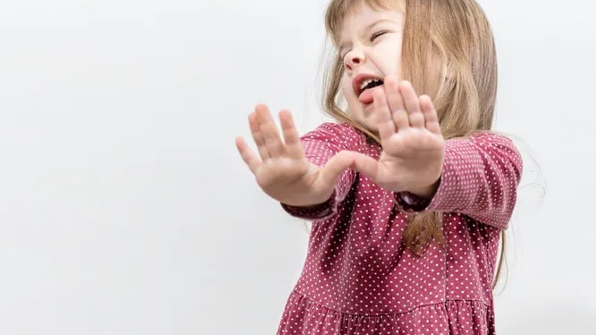 Yosh ayol chuqur sorishni organadi va qusadi