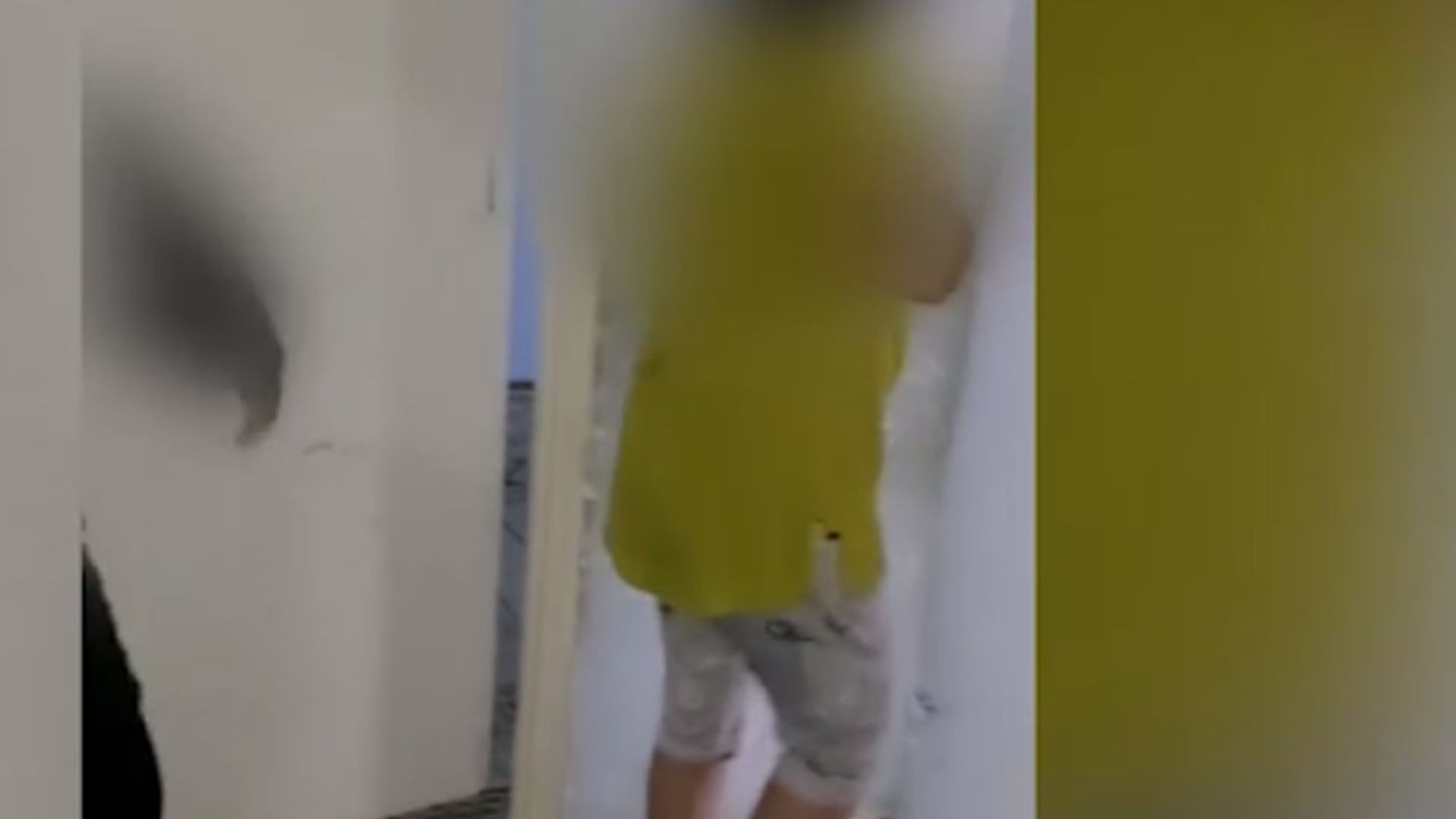 Ruhoniylar kesilgan joylarda baland ovozda qichqiradilar