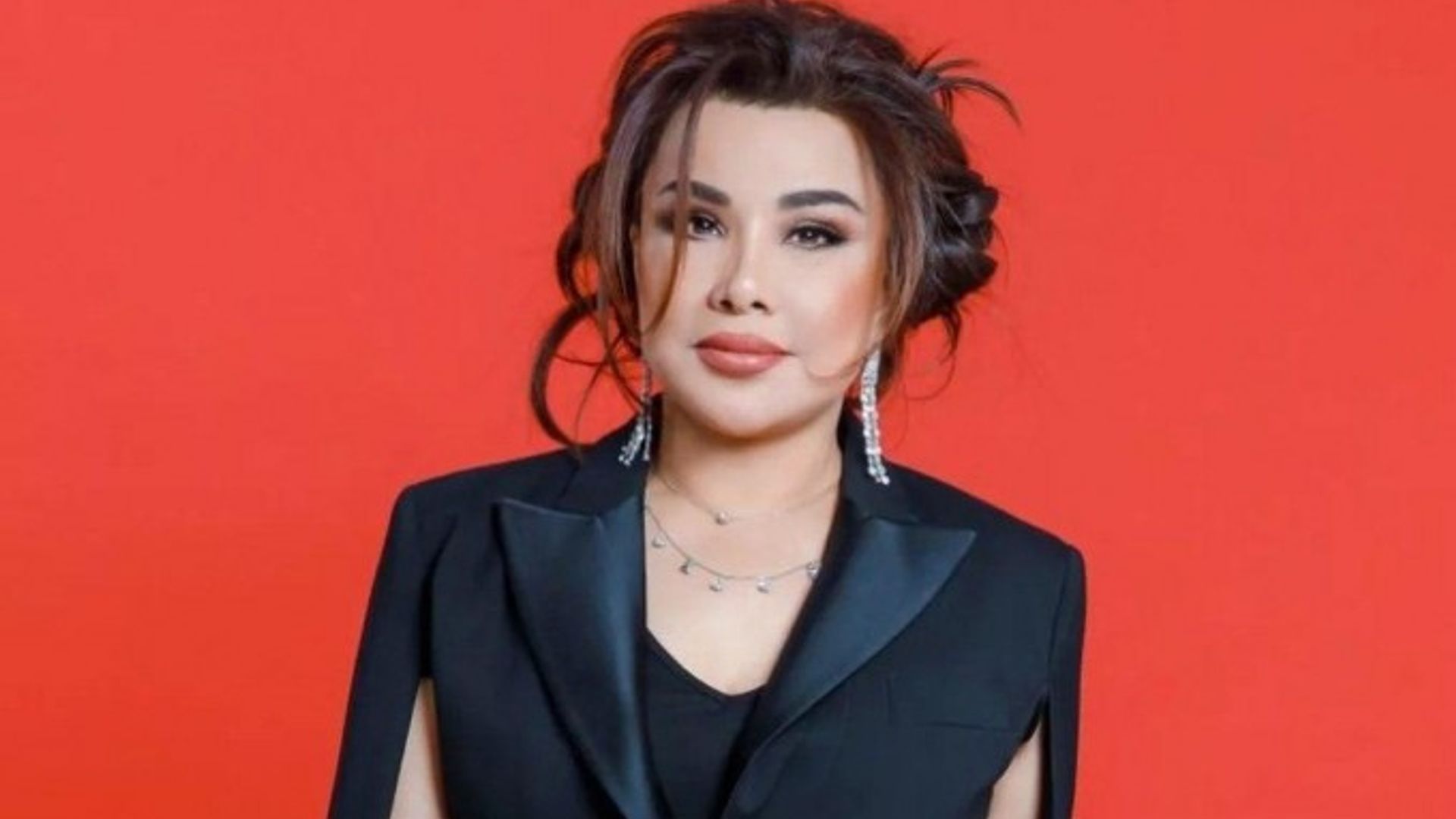 Mulatto semiz ayolga jinsiy aloqada u bilan biroz zavqlanish imkoniyatini beradi.