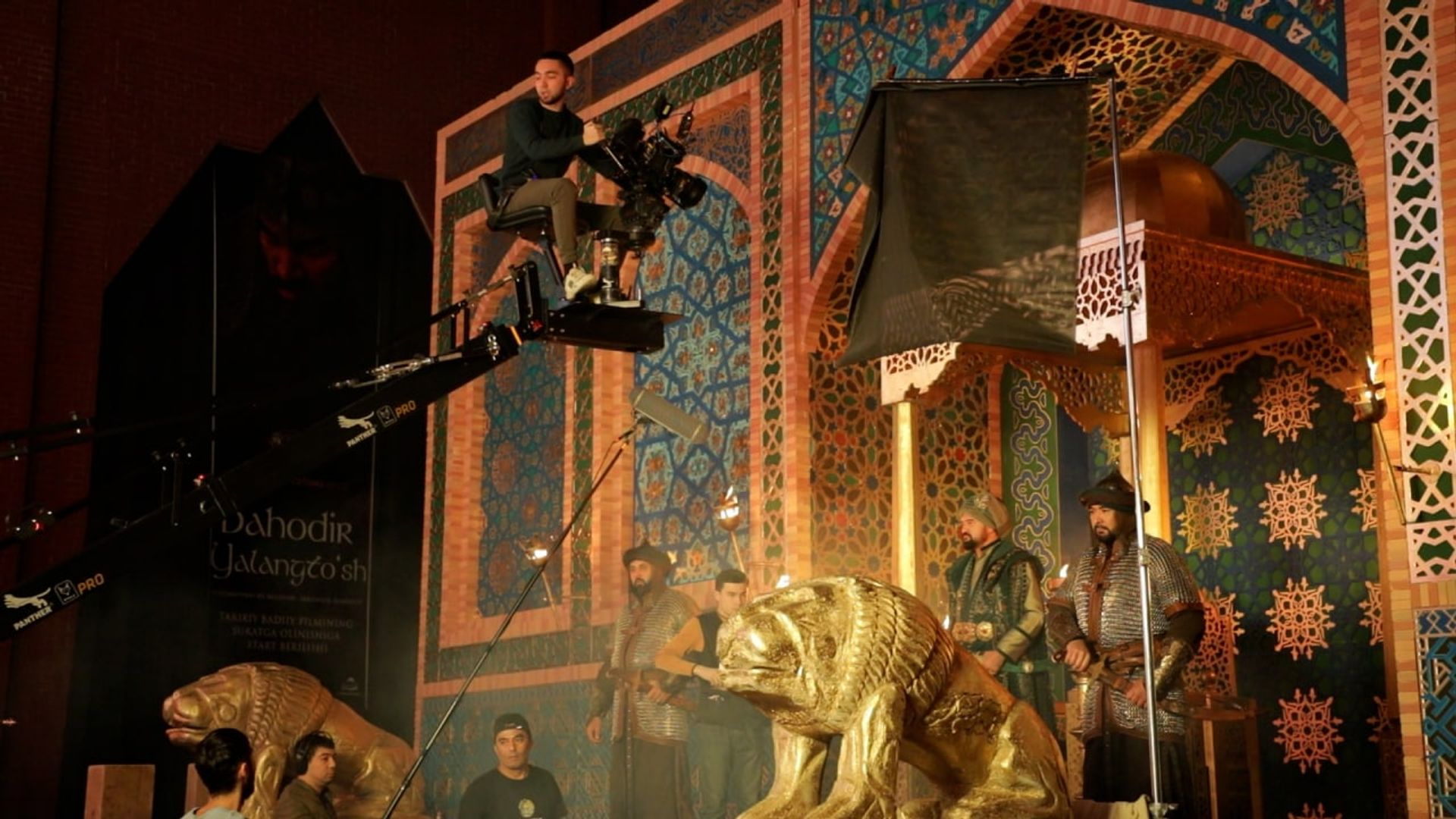 Filmdagi yalangoch qoshimchalarning fotosuratlari