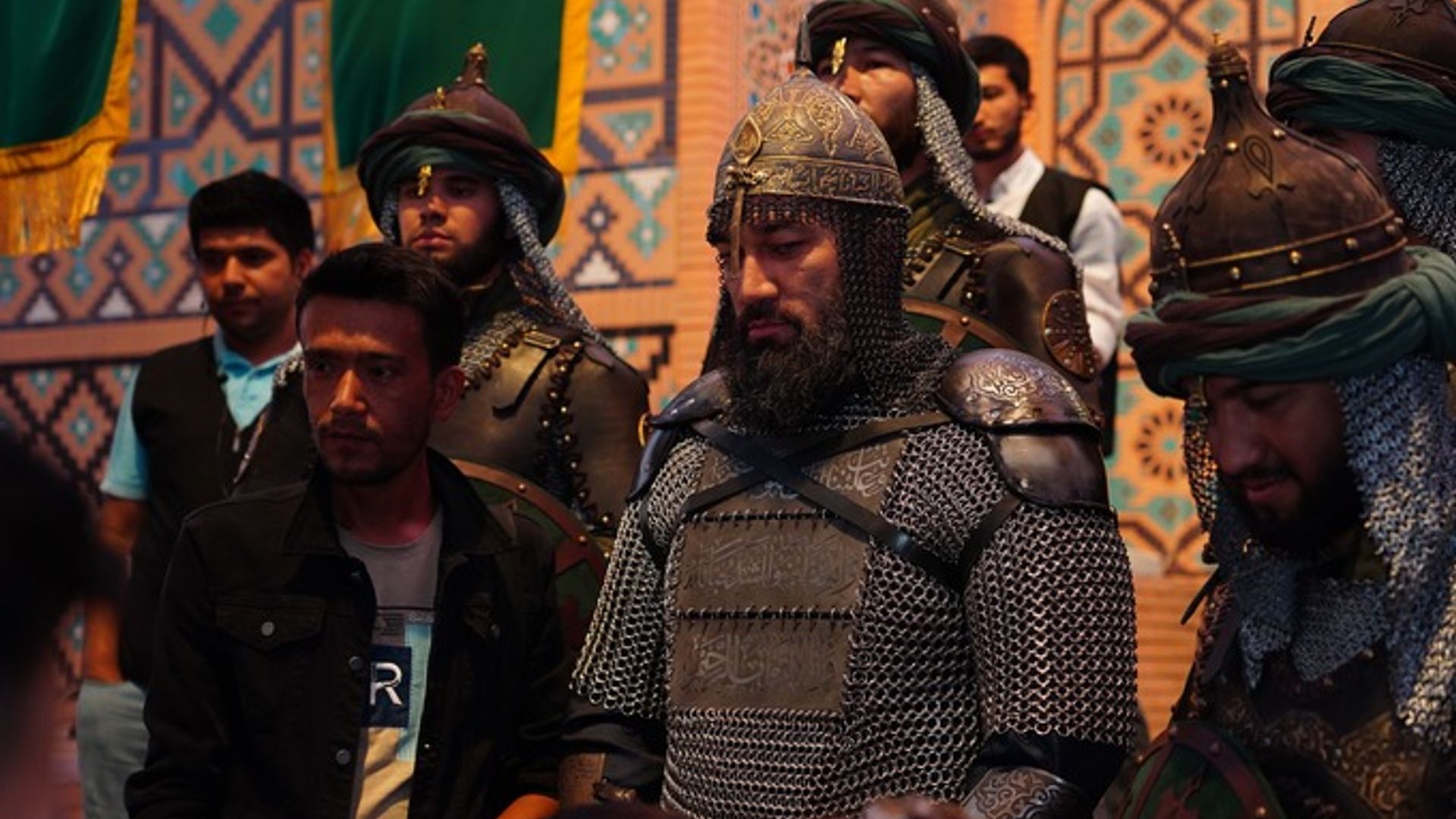 Yalangoch qizlar top tortmoqda