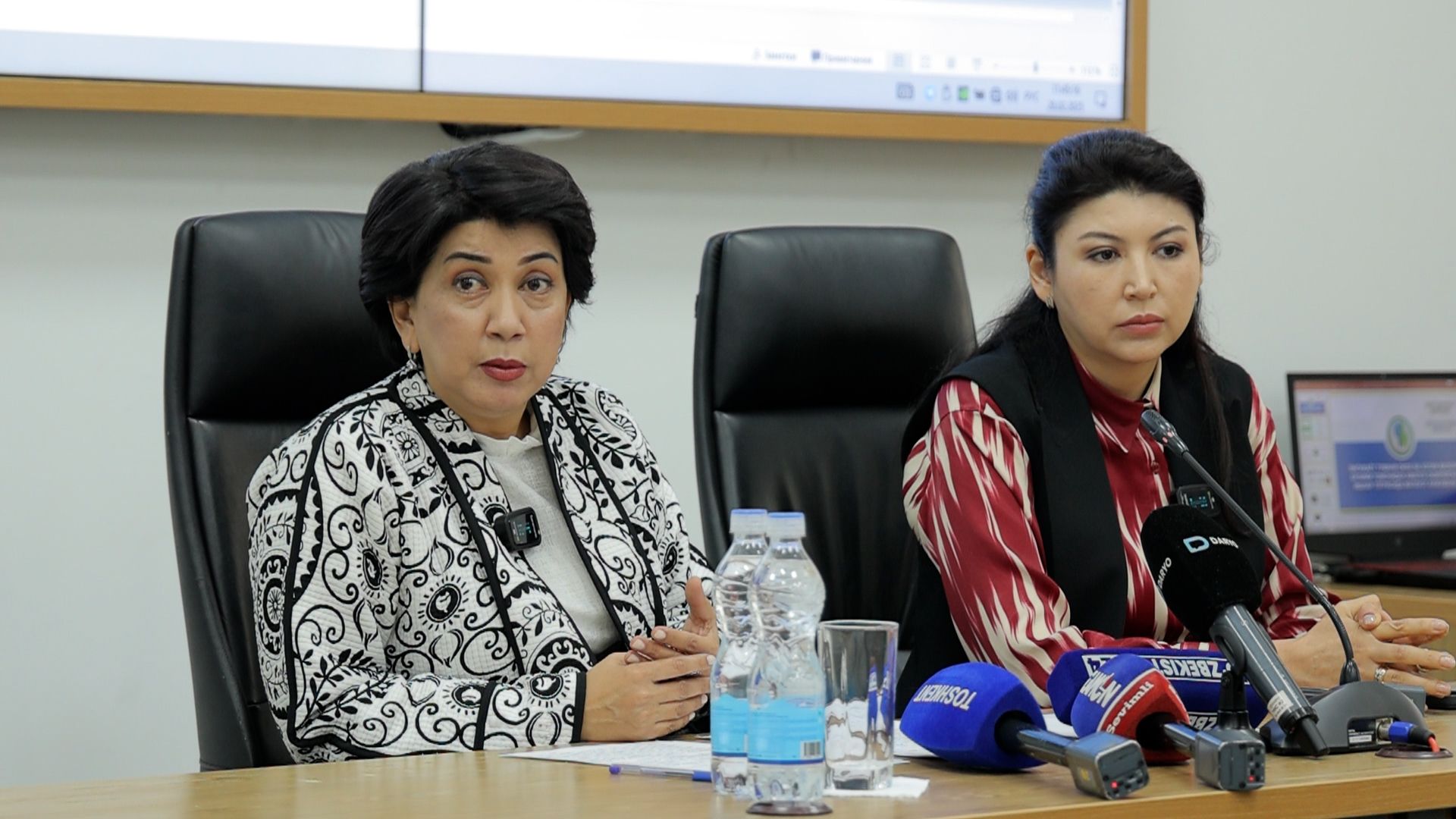 Ona va uning qizining yigiti hojatxona pornosida