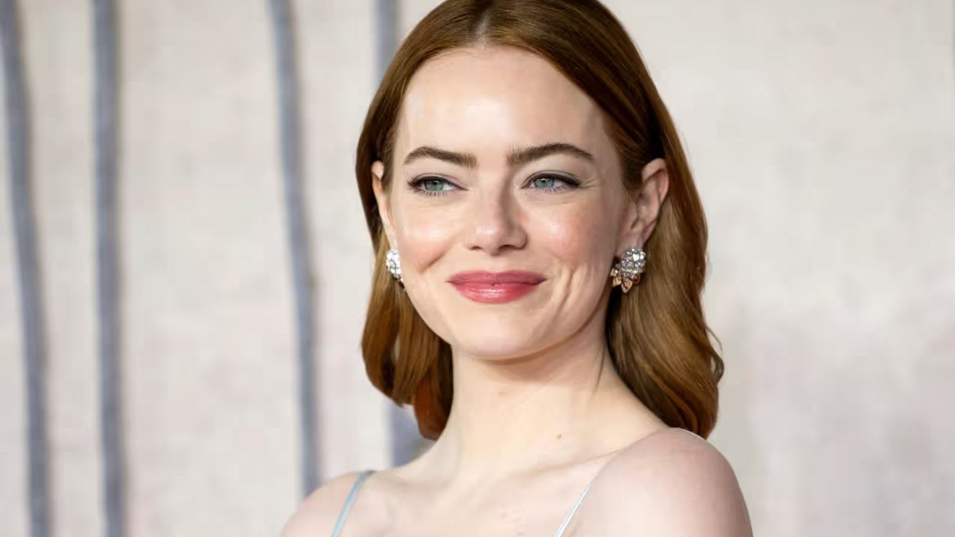 Qizlar oz mushuklarini korsatishadi