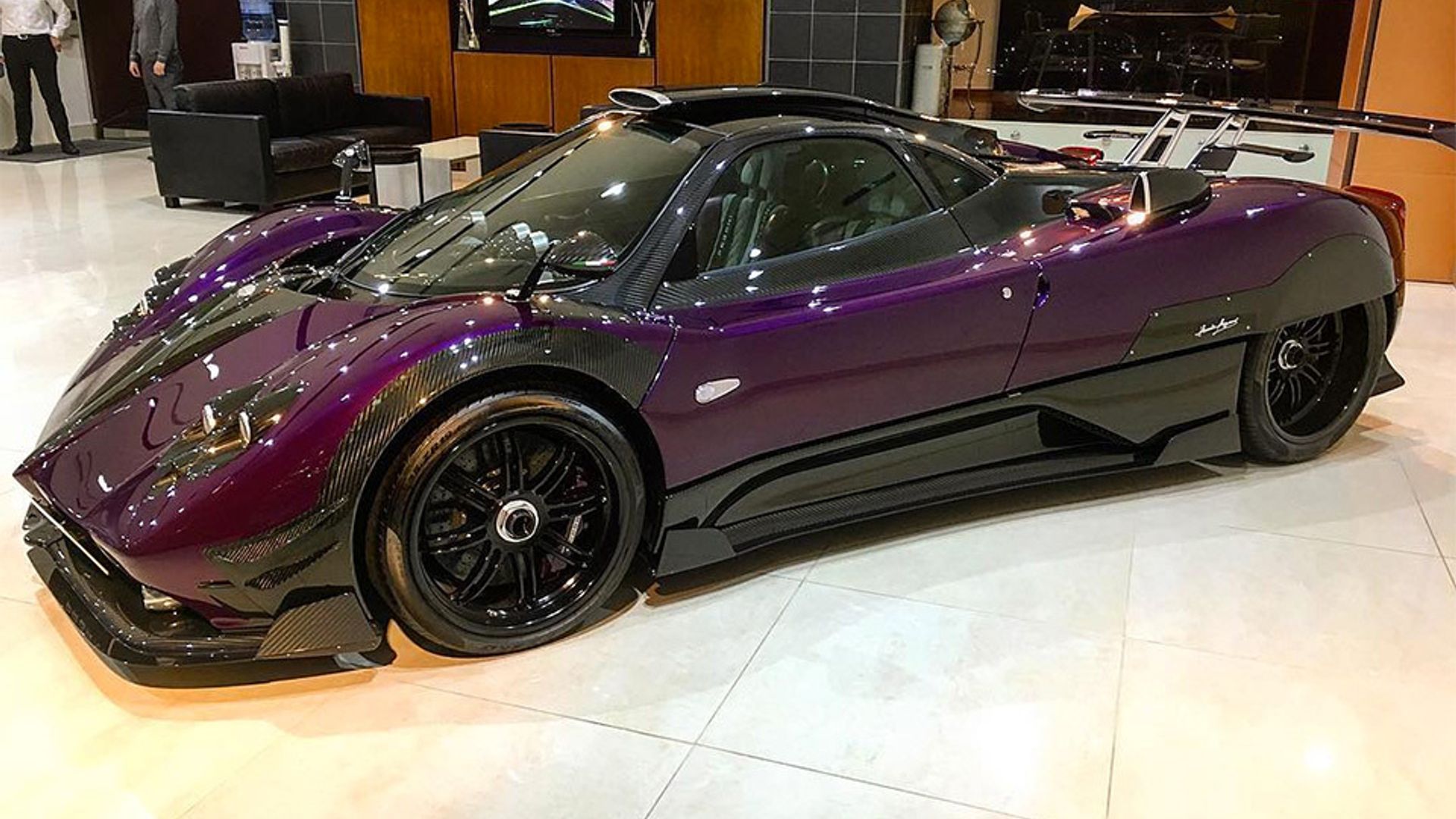 Emish qusish Ayollar etaklari ostidan pussies