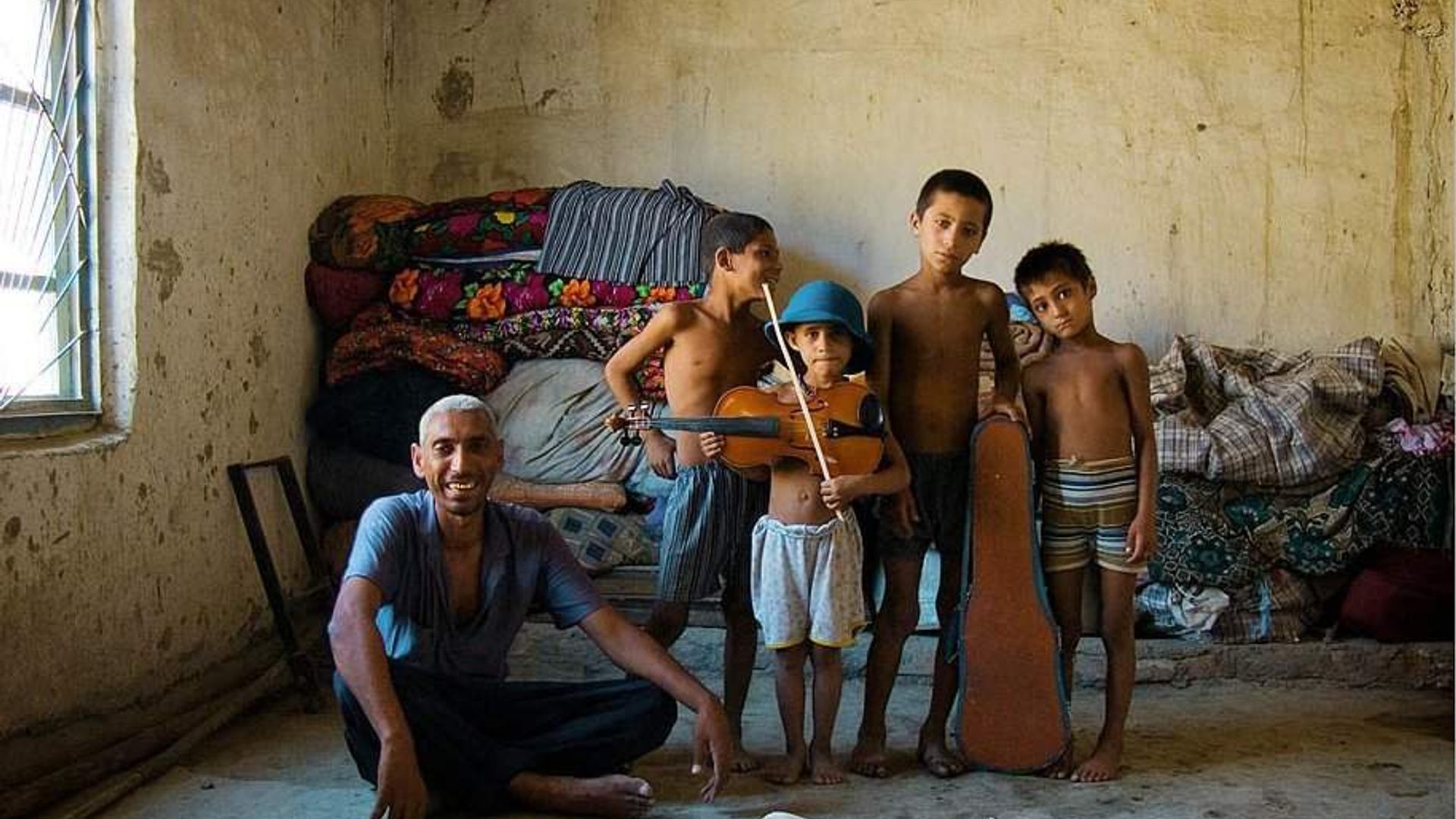 Qorongu ichida rus porno Bi mmf uchrashuvlari