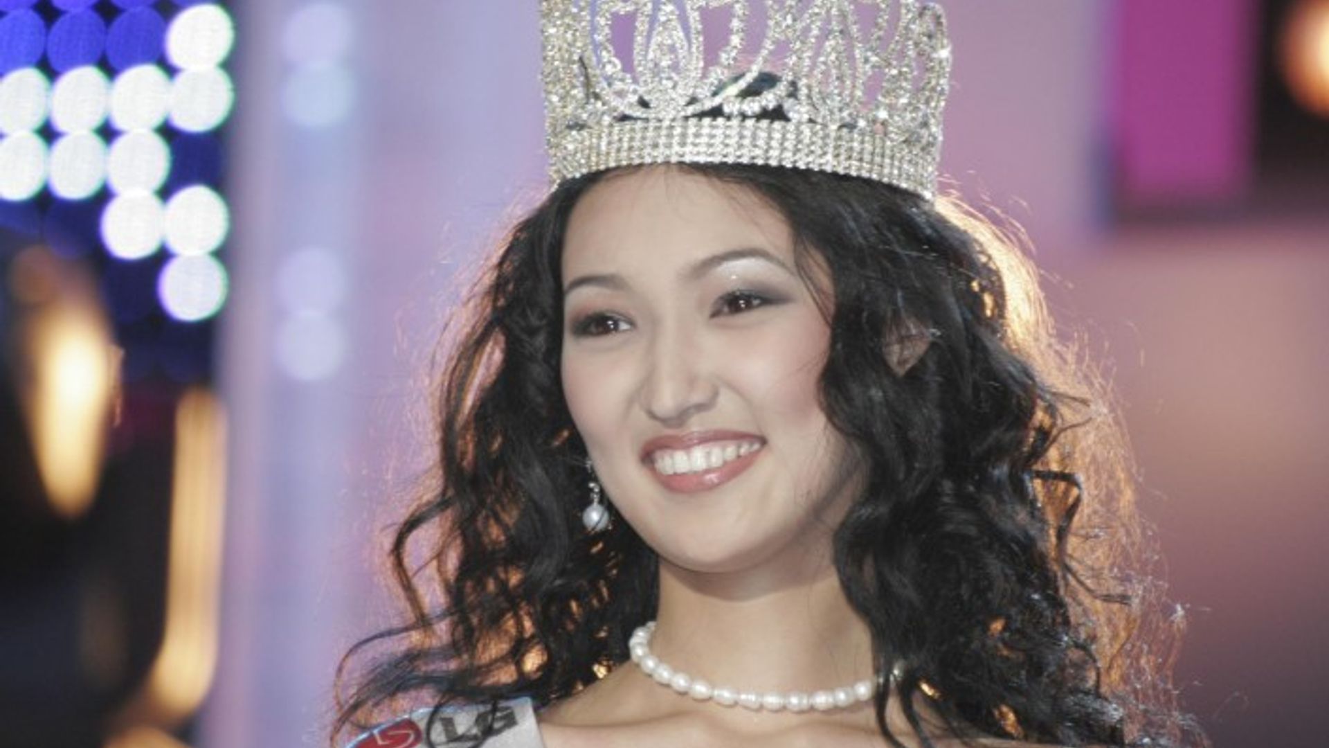 Kop yalangoch jojalar bilan porno Bir olomon erkaklar konfeti bir Osiyo mushuk