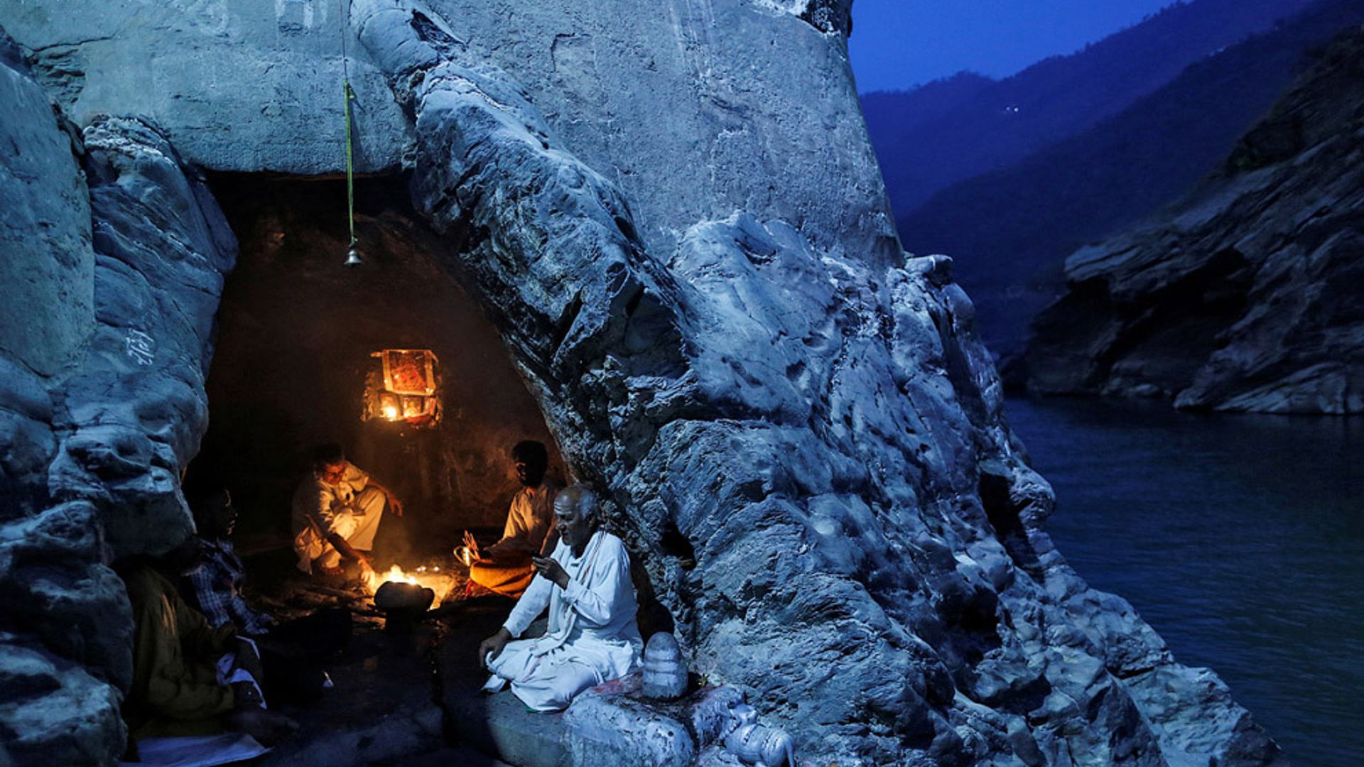 Yoqimli oq joja Sasha Grey taniqli qora yigitni yoqimli porno pozitsiyalarida sikadi! Ota va uning yosh xotinining porno videolarini tomosha qiling