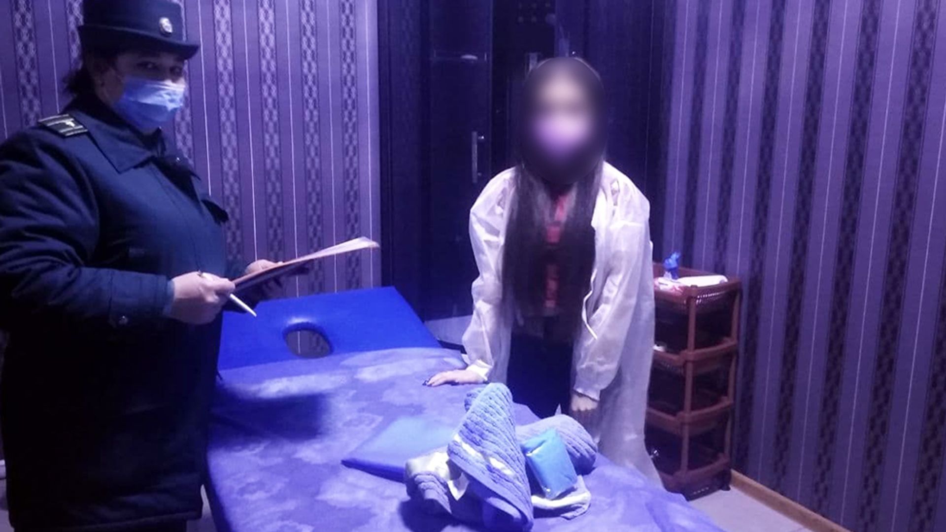 Porno aktyorlar Top modellar kiyinish xonalarida yashirin kameralar bilan jinsiy aloqada bolishni suratga olishdi