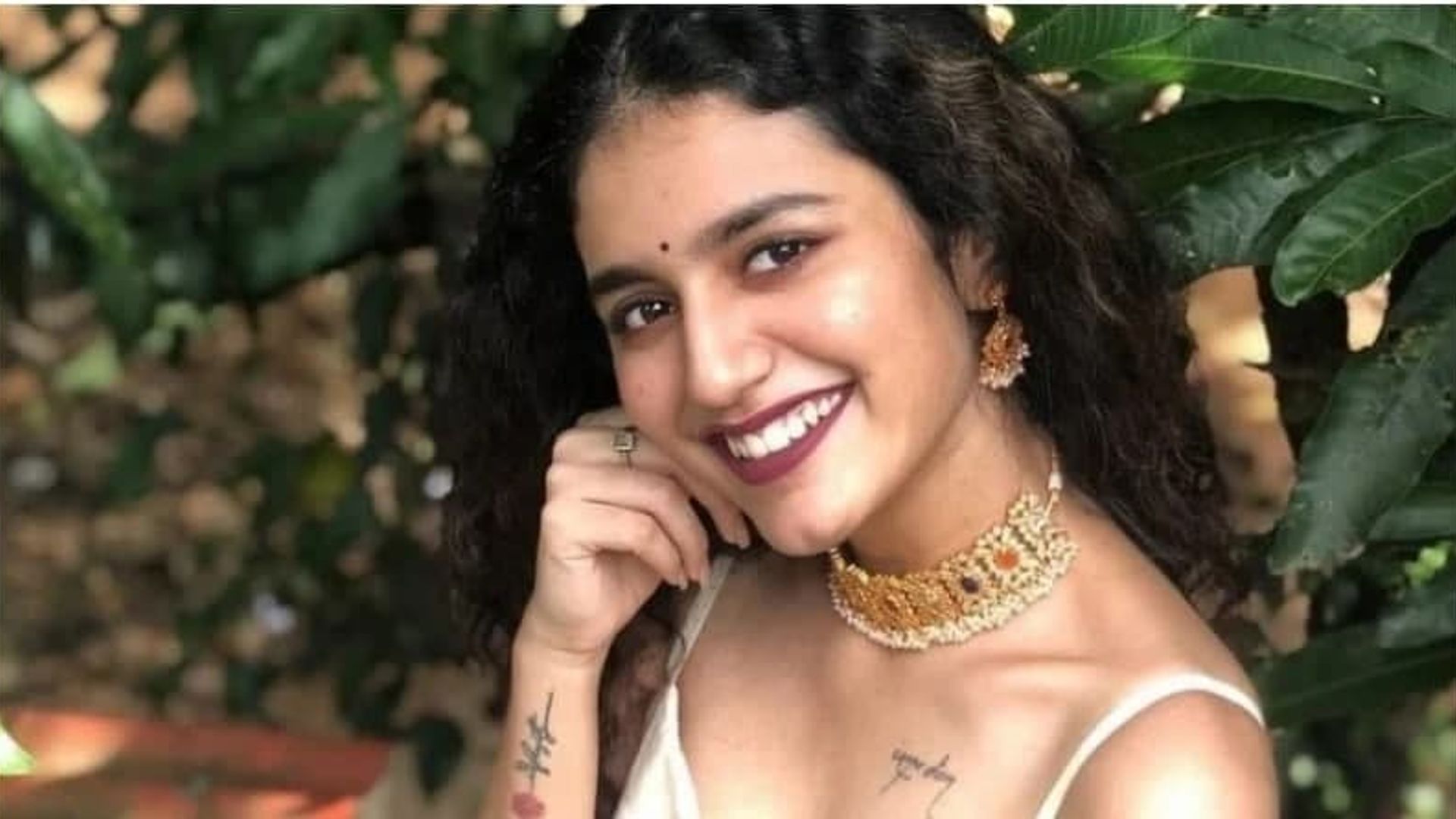 Kaltak hojatxonaga birinchi bolib kallasini oladi Xotinim va dostim navbatma-navbat turishadi