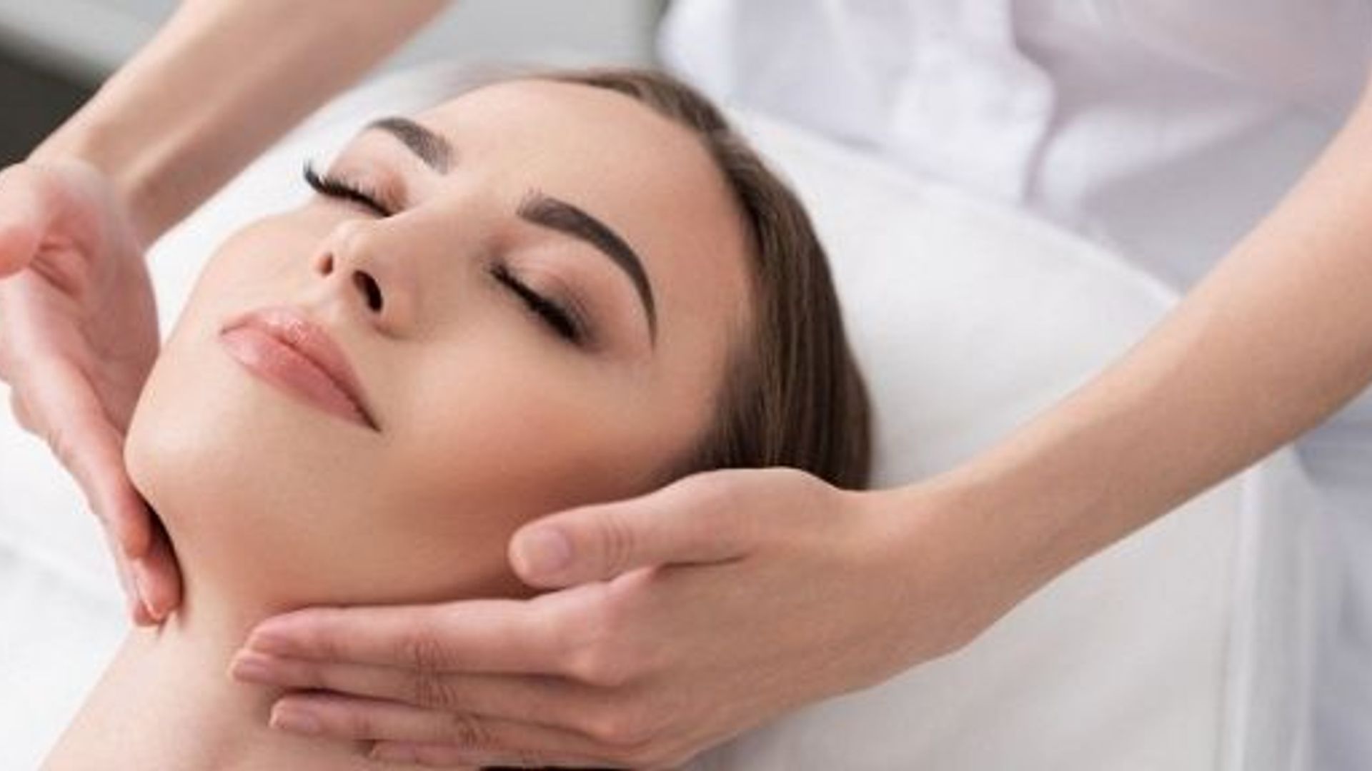 Yalangoch tatuirovka qilingan qizning telefon rasmlari Hamshiralar etaklari ostidagi panties fotosuratlari