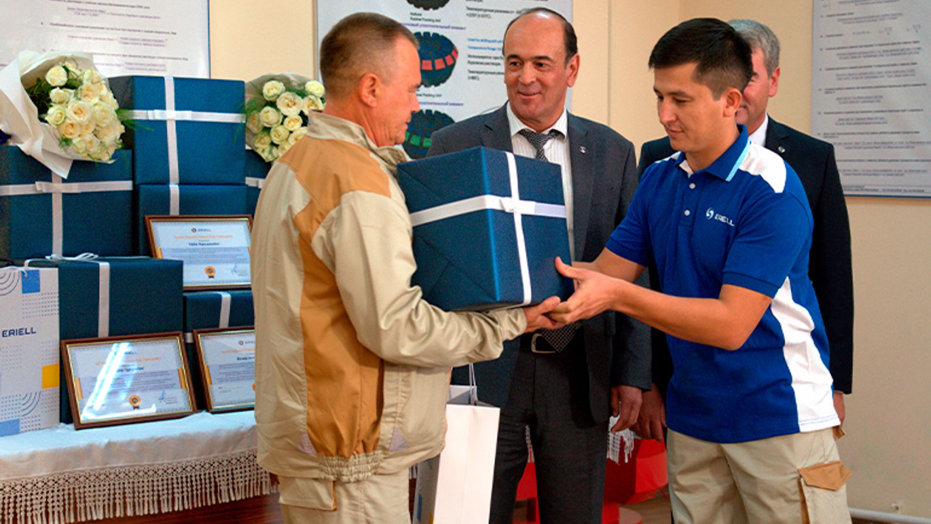 Qishloq fohishalari Ajoyib Shyla Stylez uning ishbilarmon odamni sikadi