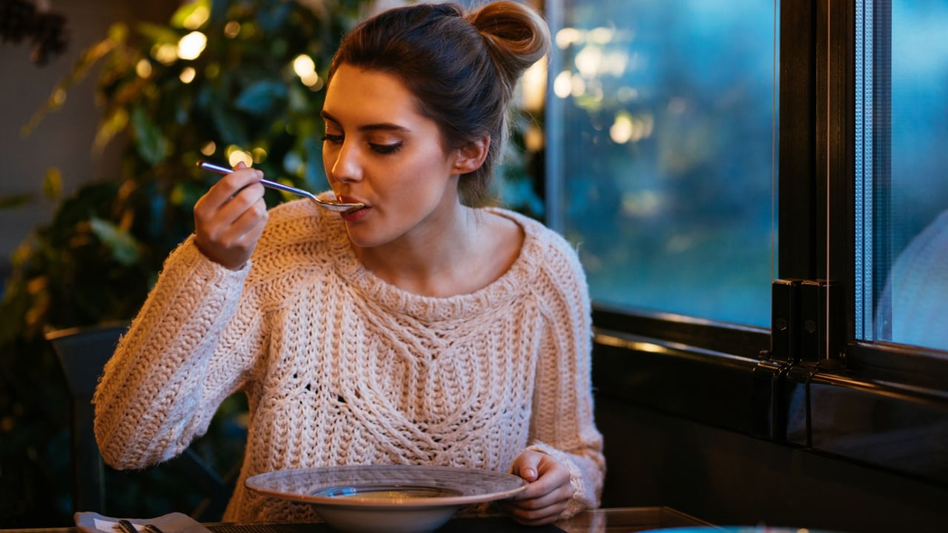 Qiz va parashyut porno rasmlar Akvaparkning echinish xonasida porno