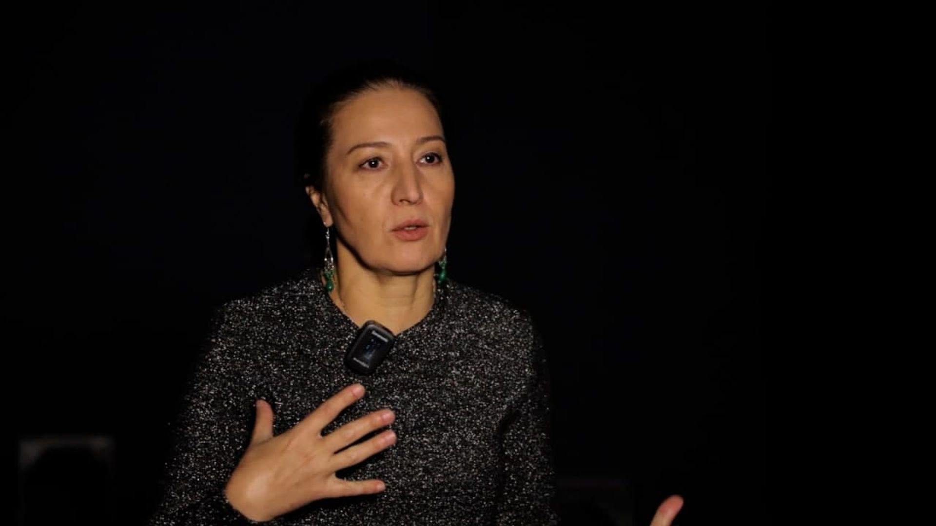 Erkaklar kokrak sorishadi va sikishadi Katta tabiiy kokrakli ayollar ishtirokidagi porno