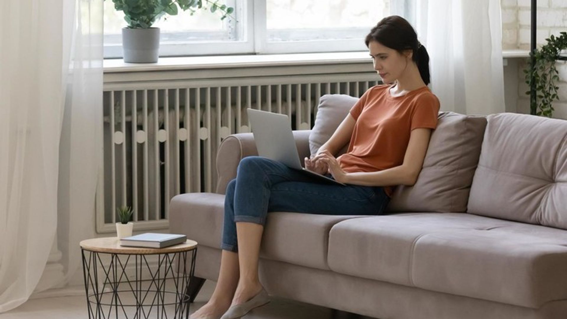 Ayol oyoqlarini yoyib turgan holda labini yoyadi. Ayol oyoqlarini yoyib turgan holda labini yoyadi.