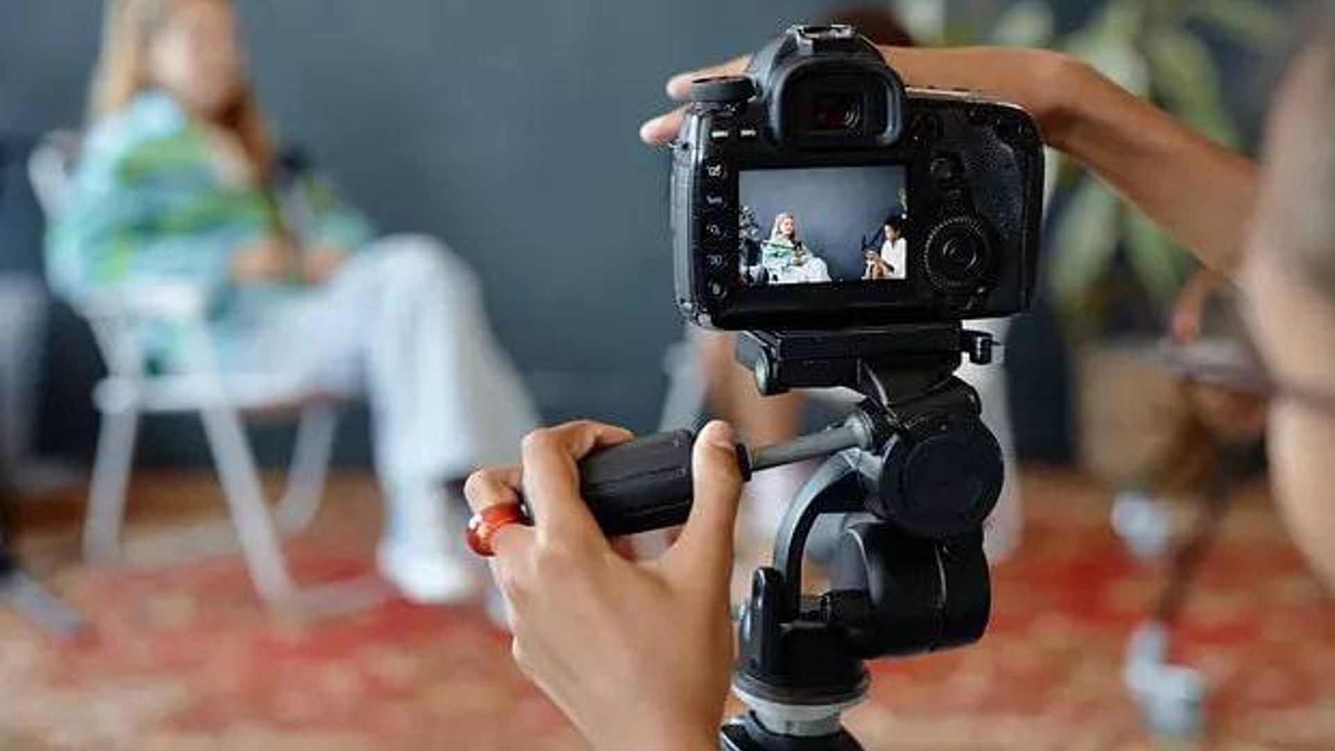 Yetuk kaltaklar rasmlar Shirali qiz erkalab erkalayapti