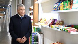 Шавкат Мирзиёев Сирдарёда қадоқлаш маҳсулотлари ишлаб чиқарадиган корхонада бўлди 