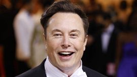 Маск бойлиги 700 млрд доллардан ошган тарихдаги илк инсон бўлди