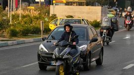 Эронда аёлларга мотоцикл ҳайдашга рухсат берилди