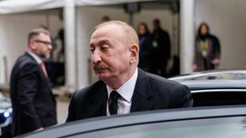 Илҳом Алиевнинг қўриқчилари Вашингтонда намойишчиларни калтаклади (видео)