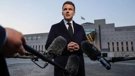 “Жиддийроқ бўлинг” — Макрон Трампни танқид қилиб, Ҳормузни куч билан очиш ҳақиқатга тўғри келмаслигини айтди