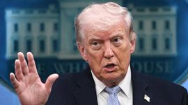 Демократлар Трампни президентликдан четлатишни талаб қилди