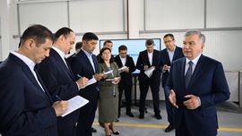 Шавкат Мирзиёев Фарғонага ташрифи чоғида “Қува Агростар” корхонаси фаолияти билан танишди