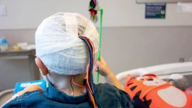 Австралияда пул учун боласининг сочи ва қошларини қириб, уни саратонга чалингандек кўрсатган аёл тўрт йилга қамалди