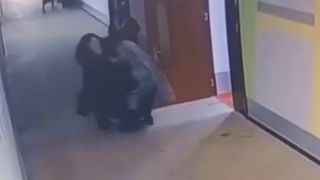 Қашқадарёдаги мактабда директор ва ўқитувчи аёл соч юлишиб жанжаллашди (видео)