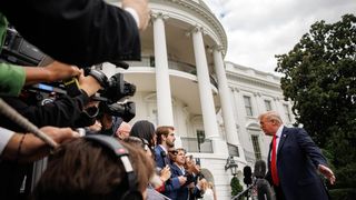 Tramp Rossiyaga qarshi sanksiyalarning ikkinchi bosqichiga tayyorligini bildirdi