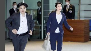 Yaponiyada yig‘ilishga 5 daqiqa kechikkan vazir xalqdan uzr so‘radi (video)