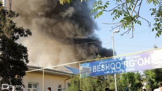 “Ҳамма жой ёниб кетди” — Тошкентдаги “Бешқўрғон” бозорида катта ёнғин содир бўлди