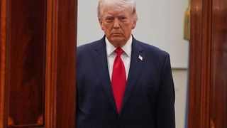 Трамп ўз маъмурияти амалдорларини лавозимидан кетишидан олдин афв этишга ваъда берди — WSJ