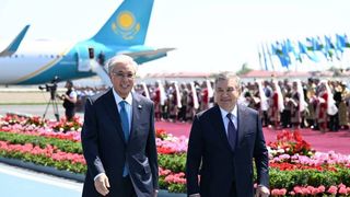 Шавкат Мирзиёев Бухорода Қосим-Жўмарт Тўқаевни кутиб олди