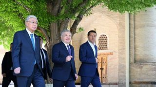 Ўзбекистон ва Қозоғистон президентлари Баҳоуддин Нақшбанд мақбарасини зиёрат қилди