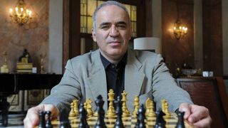 Каспаров: “Агар Синдоров Гукешни ютса, Магнус Жаҳон тожи учун курашга қайтиши мумкин”